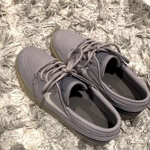 Size 5 janoski Nike SB skate shoes